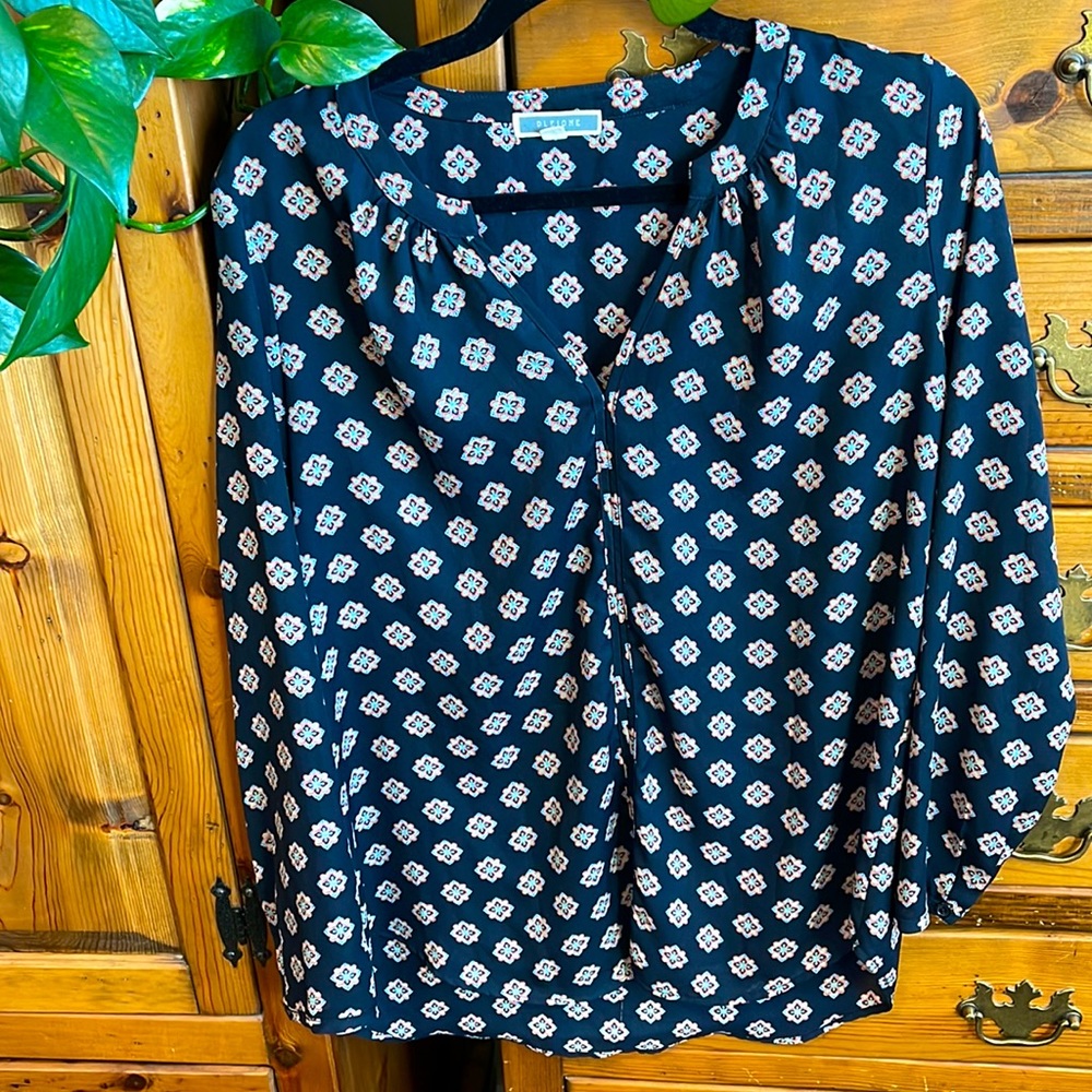 Pleione long sleeved blouse with a small V neckline